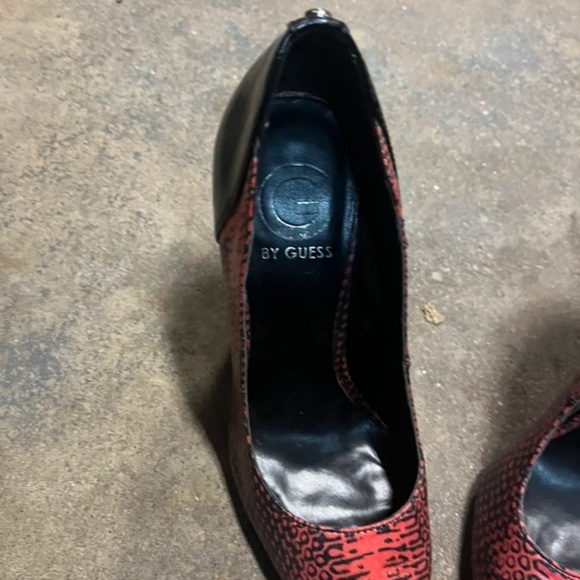 Guess Red Snake-Print Pointed Toe Stiletto Pumps with Black Trim - Picture 3 of 6